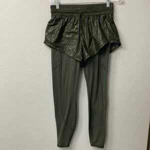 Athleta Rainier 2 in 1 tight size small.Green pattern.